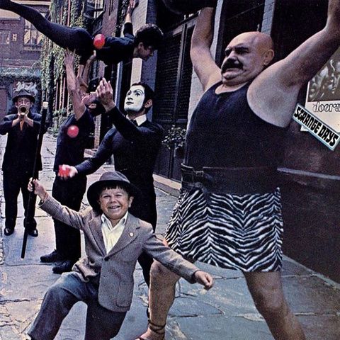 L'album Strange Days sort dans les bacs