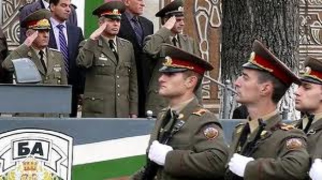 Varsoviako Ituna desegin zen.