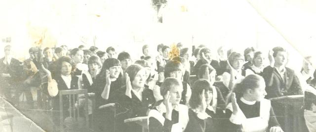 Первые выпускники Шипицинской средней общеобразовательной школы.