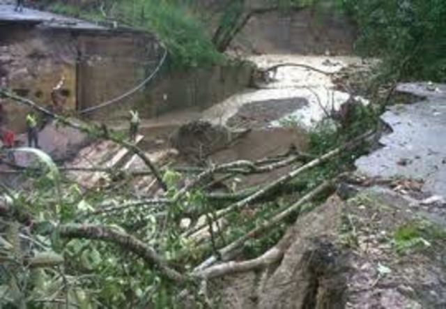 Destruccion de puente fronterizo