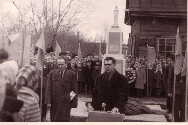 открытие обелиска учителям и ученикам школы, погибшим в годы Великой Отечественой войны