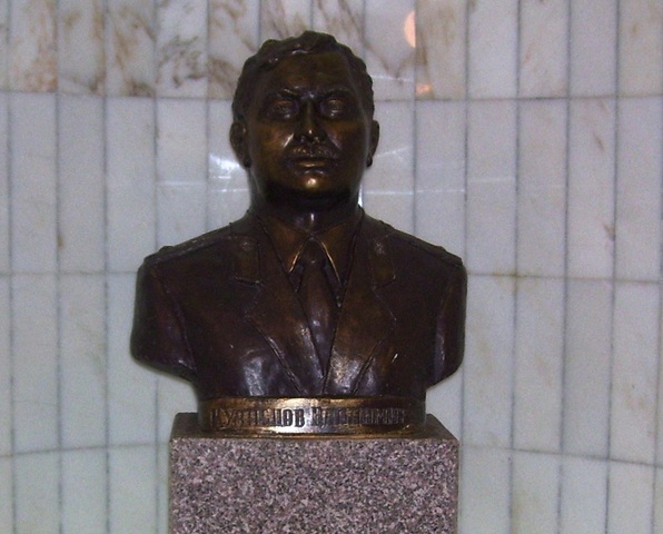 Бюст В.П. Кузнецова установлен в вестибюле школы