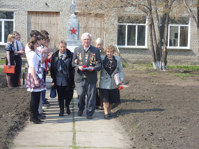 традиционный митинг  9 мая около обелиска погибшим на территории школы