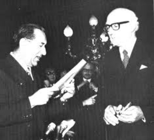 Malta becomes a republic