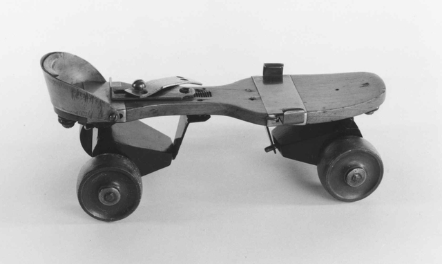 The first four-wheeled turning roller skate