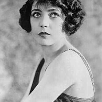 Timeline: La vie de Reneé Adoreé