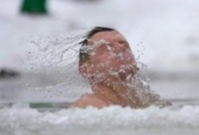 Моржи со всей Украины искупаются на пляже Хрустальном в Севастополе