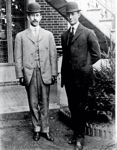 Pierwszy kontrolowany lot silnikowy braci Orvill i Wilbur Wright'ów w Kitty Hawk