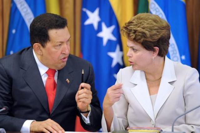 Chávez llega a Brasil con bastón.