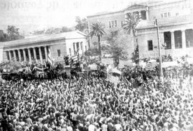 7pm: A mass march heads towards the Polytechnic, police cars appear and fire shots.