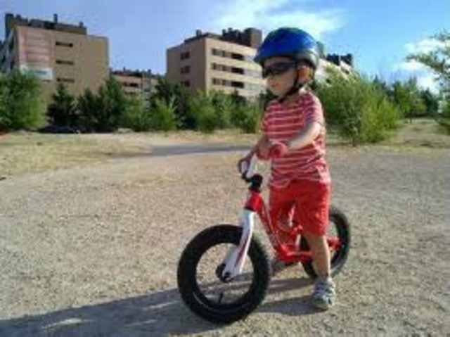 Monto en bicileta con un ruedin