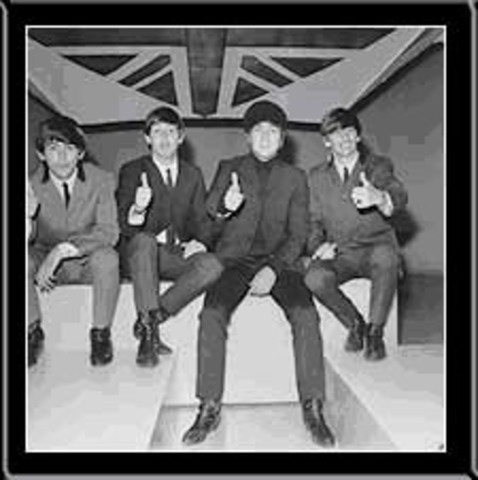 La reine d'Angletterre reçoit les Beatles