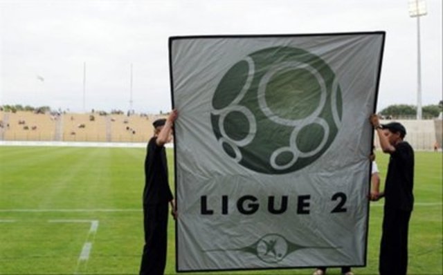 Fin d'une longue histoire d'amour entre Bernard Tapie et l'OM qui est rétrogradé en ligue 2