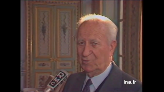 Gaston Defferre reçoit Bernard Tapie