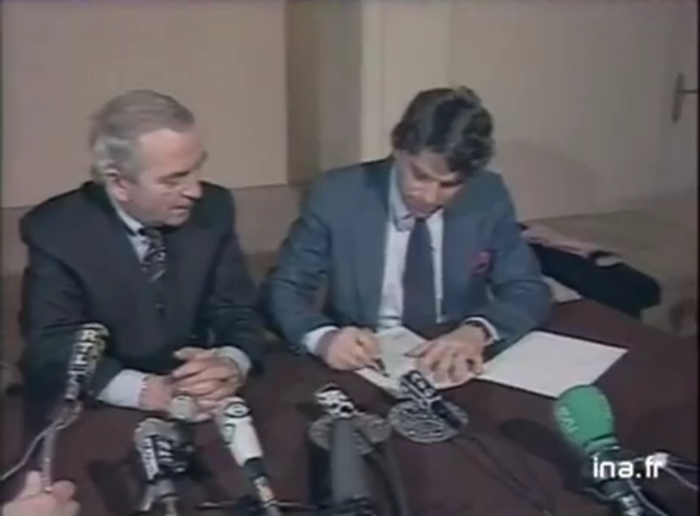 Bernard Tapie signe à l'OM