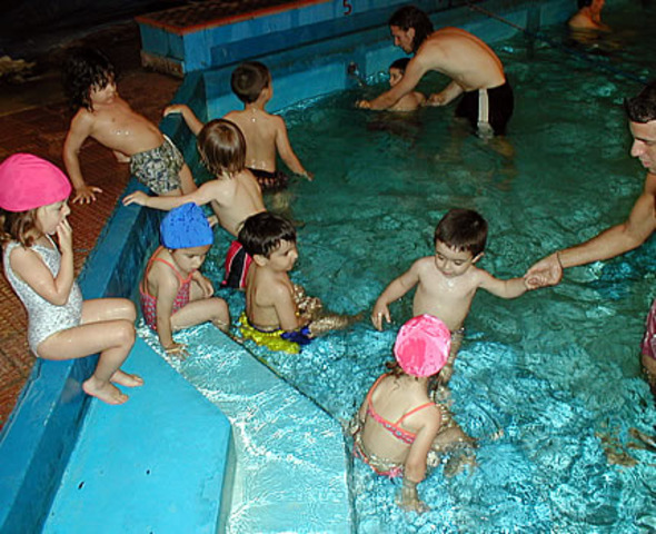 VA POR PRIMERA VEZ A CLASE DE NATACIÓN