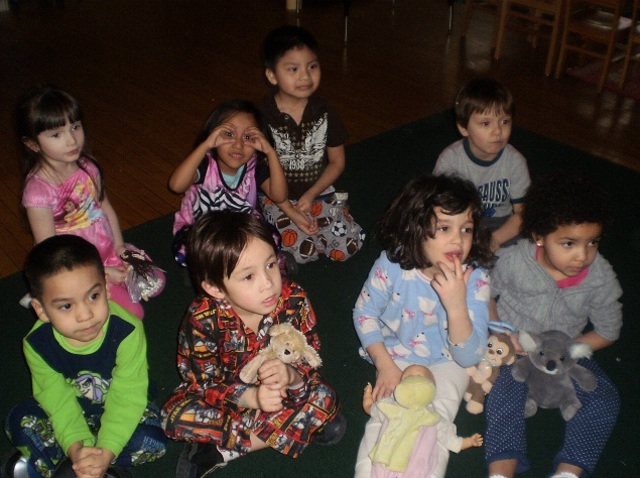 SU PRIMERA FIESTA DE PIJAMAS CON LOS AMIGOS