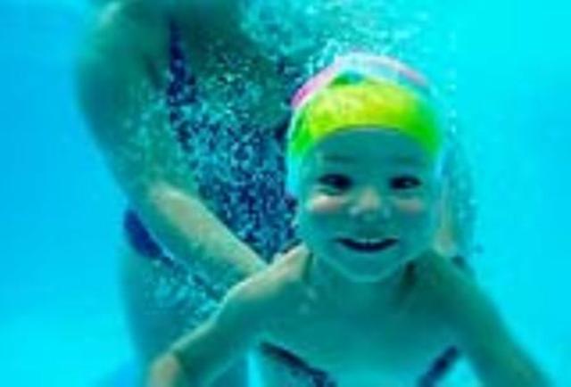 EN la piscina con mamá