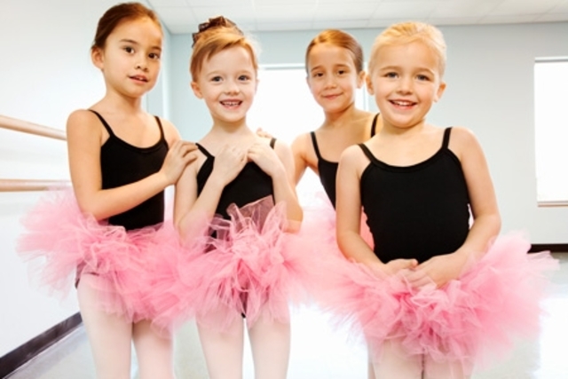 CARLA VA POR PRIMERA VEZ A CLASES DE BALLET