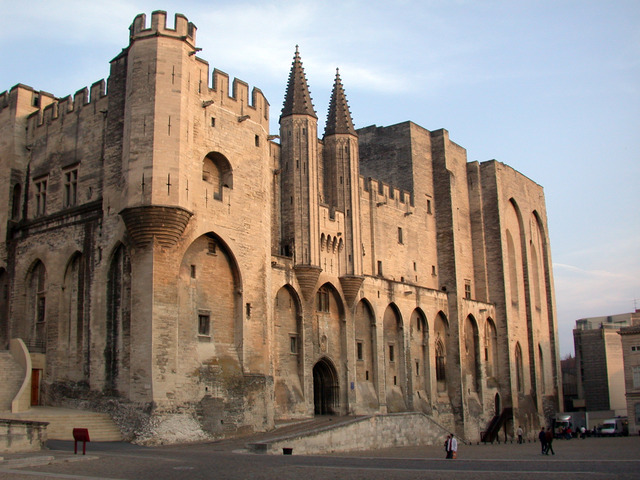 Si trasverisce ad Avignone