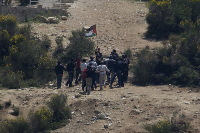 Israeli troops fight with Syrian protesters
