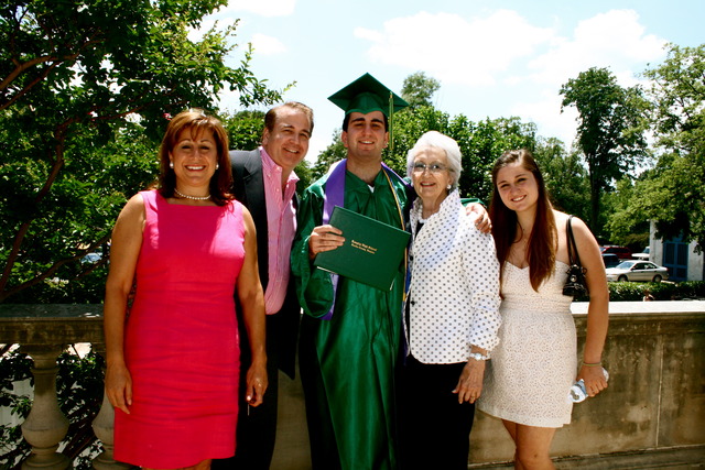 Mi hermano se graduó al colegio