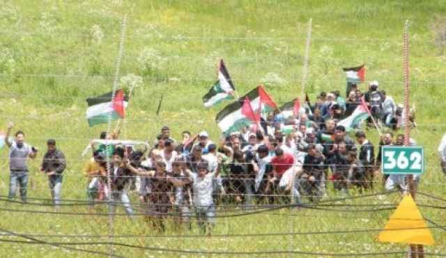 Protesters on syrian-border