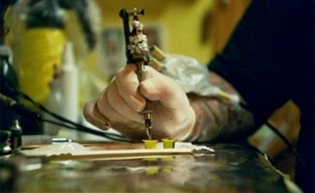 la primera maquina para tatuar