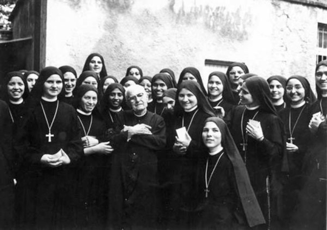 Funda la congregación femenina de las Pías Discípulas del Divino Maestro