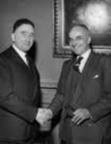 Cérémonie de passation des pouvoirs entre Lord Mountbatten et Nehru