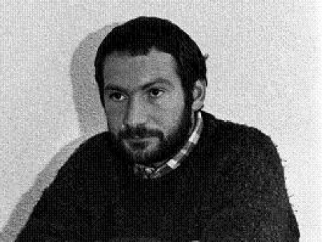 Euskal filologian lizentziatu zen Bilboko Deusto Unibertsitatean.