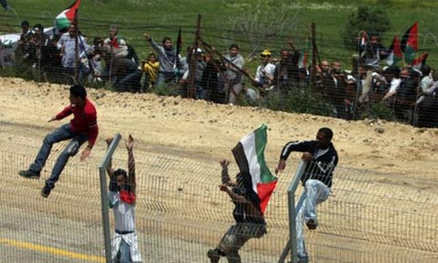 Syrians and Palestians gather at border