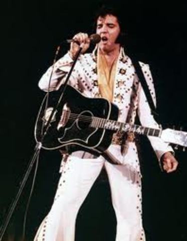 Aparece Elvis Presley.