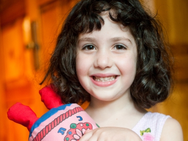 Jen Taylor Friedman becomes 1st woman known to have completed a Torah scroll