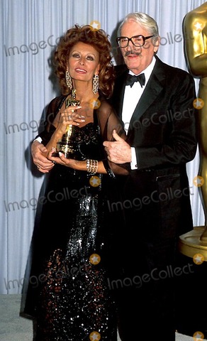 Ha ricevuto il Premio Oscar alla carriera.