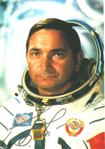 Вышел на орбиту космический корабль «Восток-5» с летчиком-космонавтом Валерием Федоровичем Быковским. Пять суток пробыл в космосе Валерий Быковский, за 119 часов он 81 раз облетел Землю.