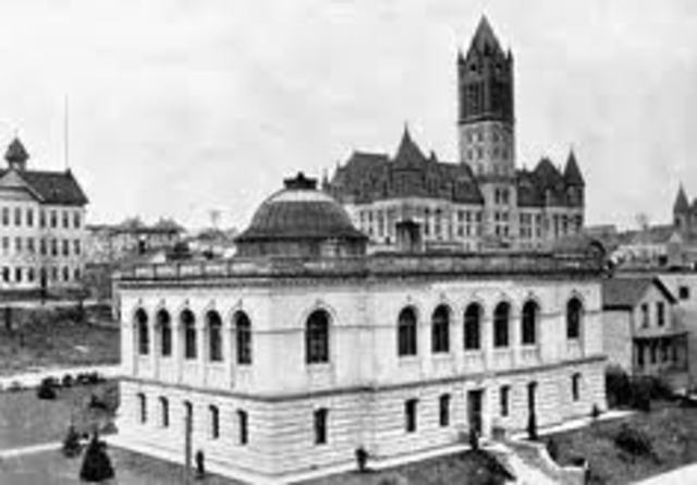 Benjamin Franklin opens first United States Library