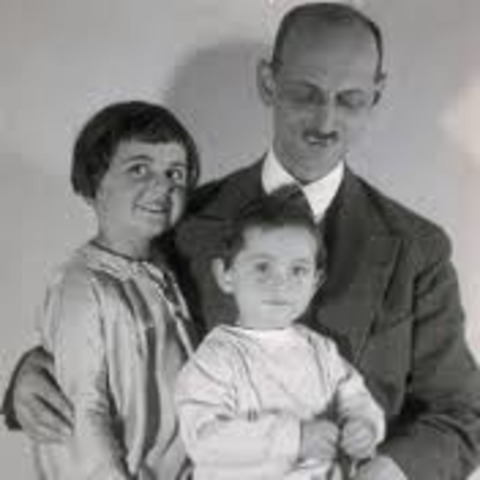 Otto Frank con sus hijas Margot y Ana.
