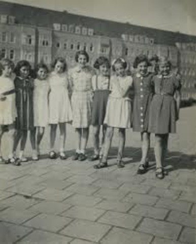 Anna con sus amigos en su décimo aniversario.