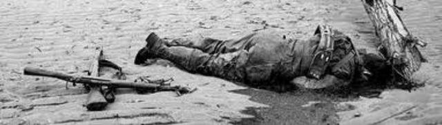 Un soldado estadounidense muerto en la arena.