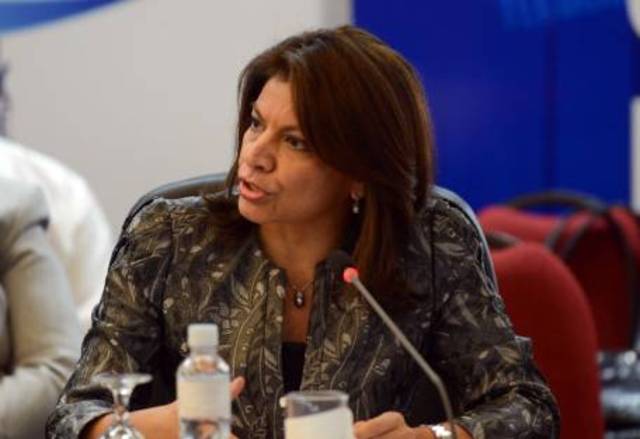 Laura Chinchilla firma ley de Delitos Informáticos