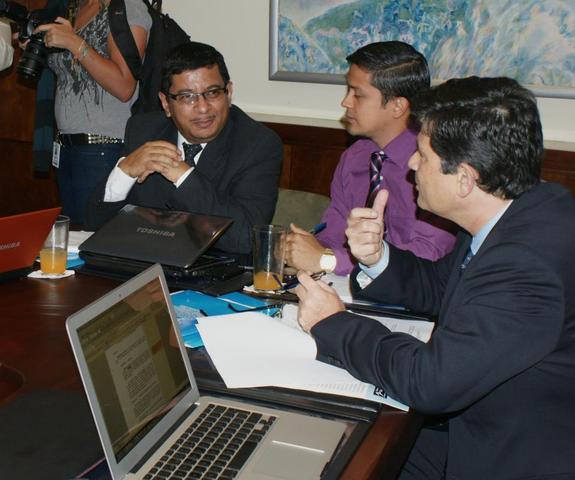 Representantes del Gobierno se reunen con organizaciones de periodistas para discutir Ley de Delitos Informáticos.