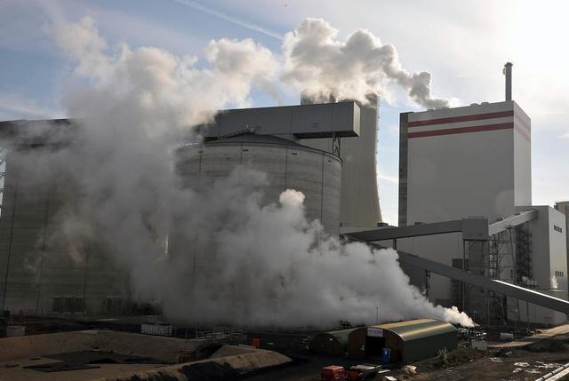 Kraftwerk in einer Wolke aus Wasserdampf