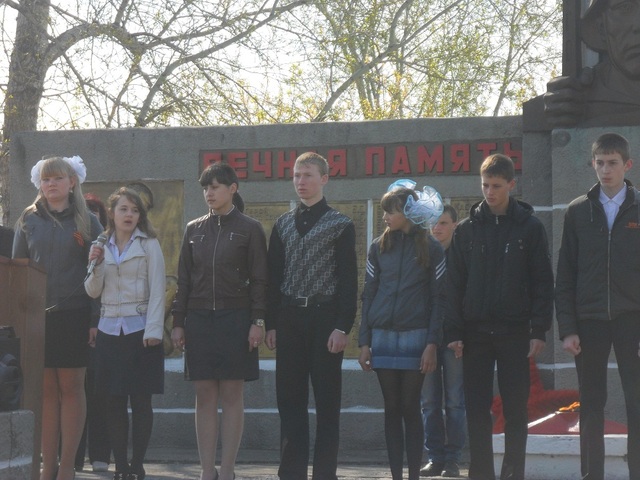 Каждый год 9 мая мы собираемся у памятника погибшим в годы Великой Отечественной войны, чтобы почтить их память.