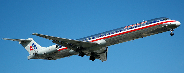 Nosotros abordamos el avión.