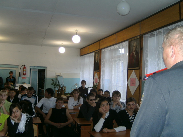 Беседа о вреде наркотиков учащихся с инспектором по делам несовершеннолетних.