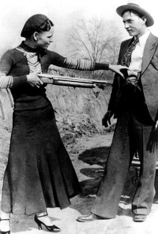 Police kill Bonnie and Clyde