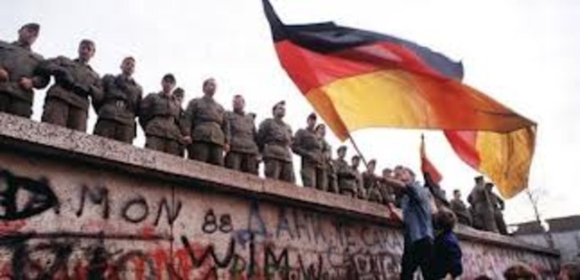 Berlin wall goes up