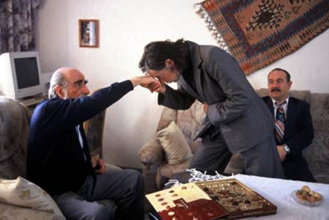 Cahit fragt um Sibel um ihrer Hand.