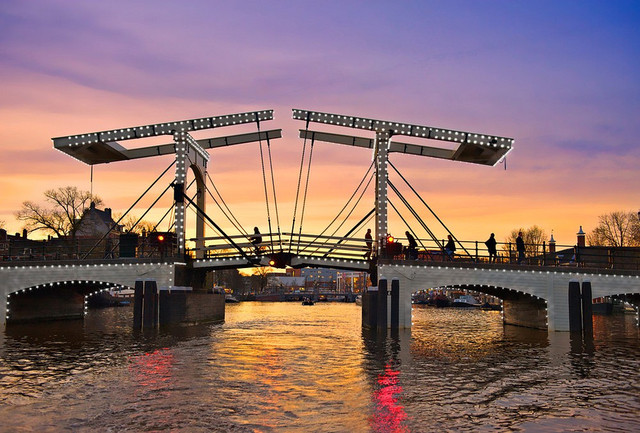 Знаменитый мост Амстердама